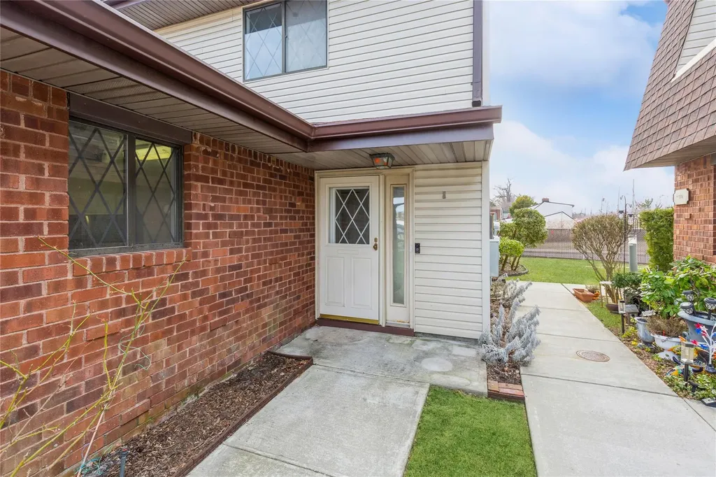 58 Cambridge Drive W Copiague NY 11726