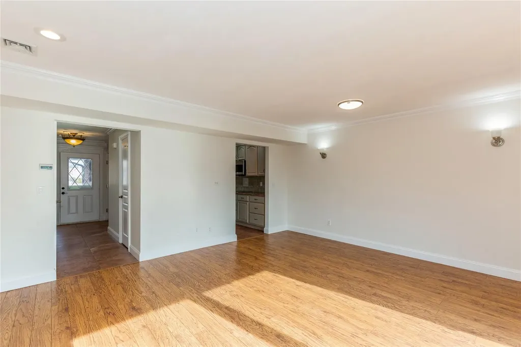58 Cambridge Drive W Copiague NY 11726