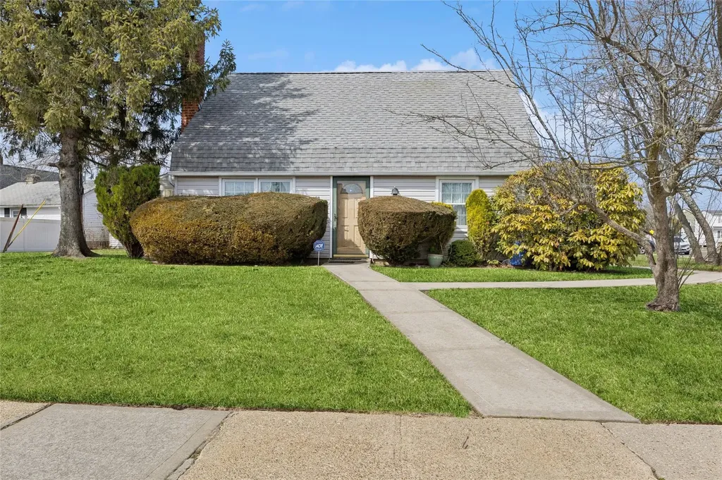 108 Barnyard Lane Levittown NY 11756