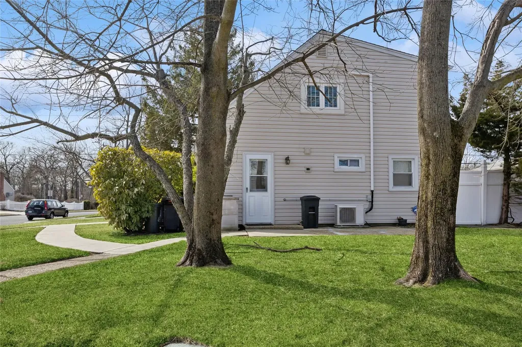 108 Barnyard Lane Levittown NY 11756