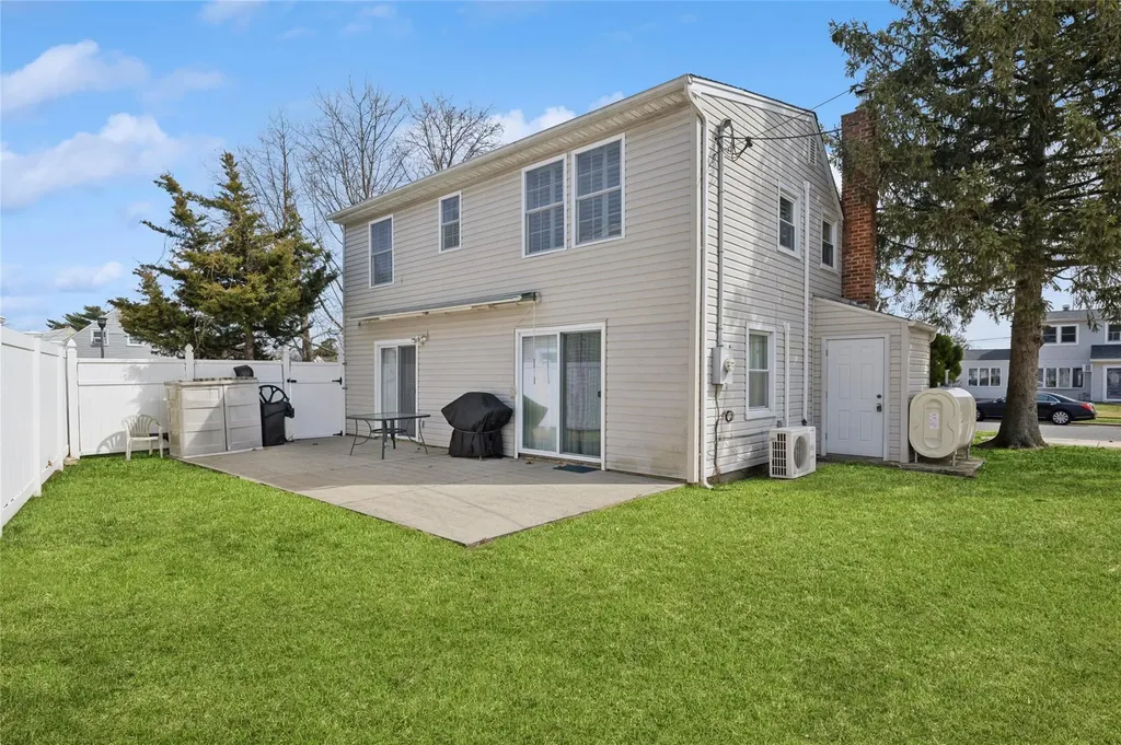 108 Barnyard Lane Levittown NY 11756