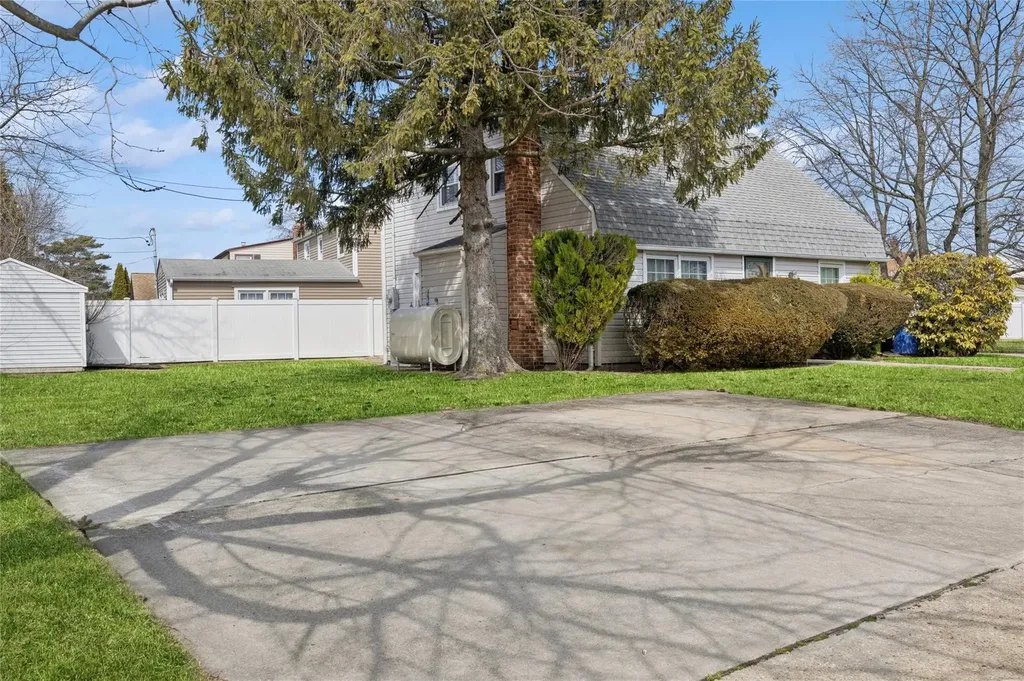 108 Barnyard Lane Levittown NY 11756