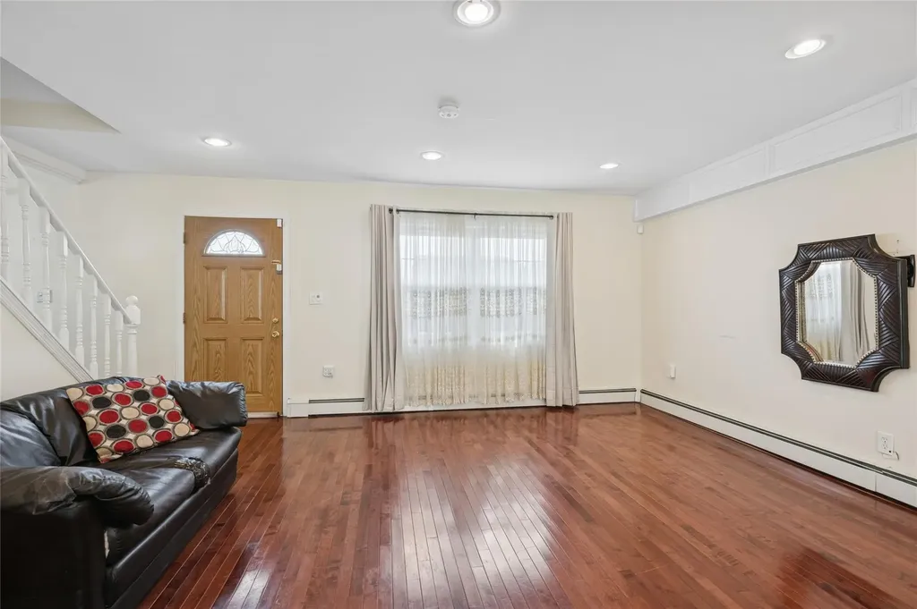 108 Barnyard Lane Levittown NY 11756