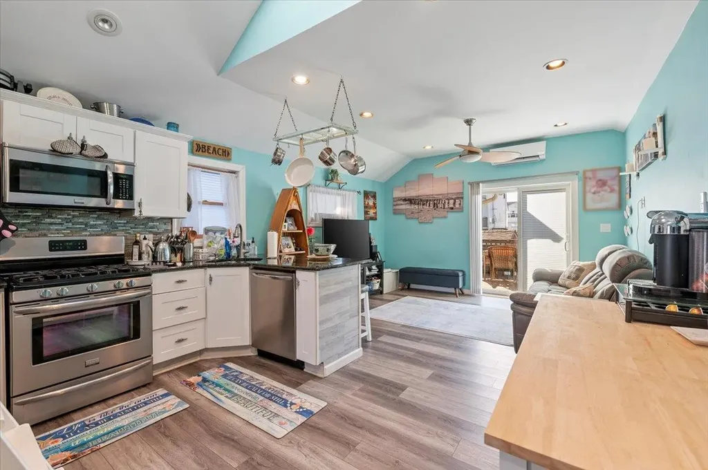 837 Arctic Street Lindenhurst NY 11757