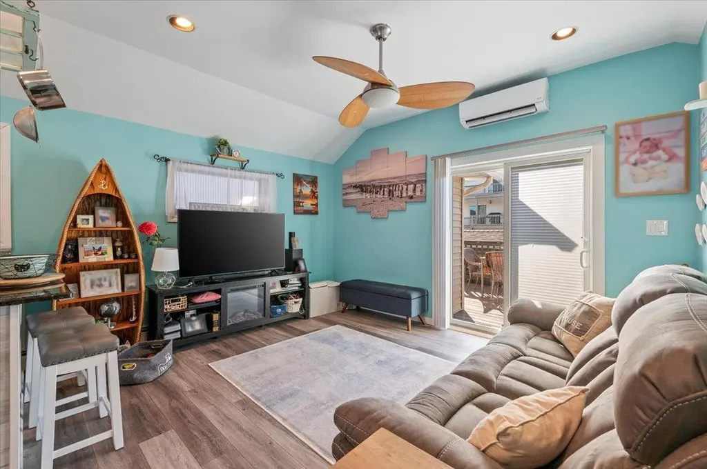 837 Arctic Street Lindenhurst NY 11757