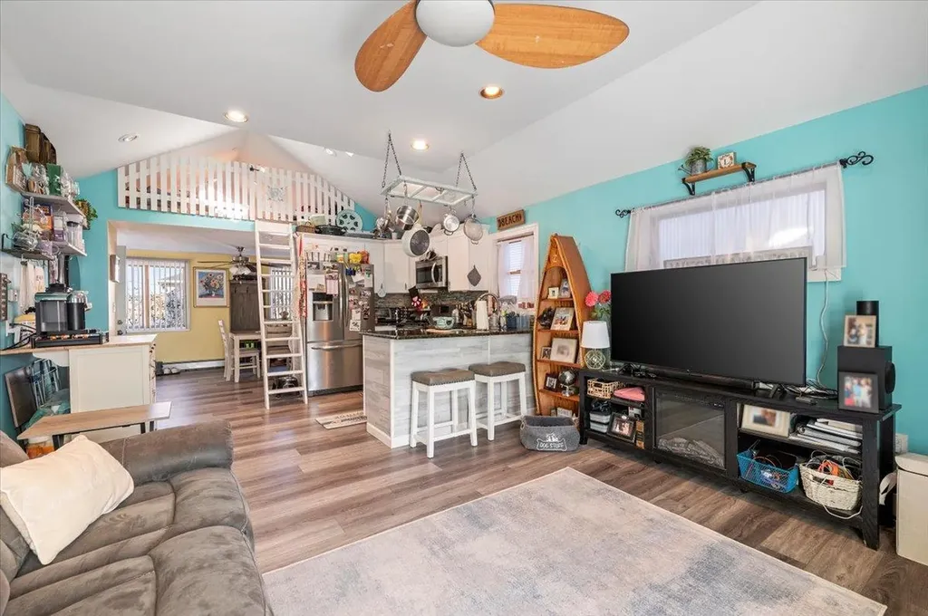 837 Arctic Street Lindenhurst NY 11757