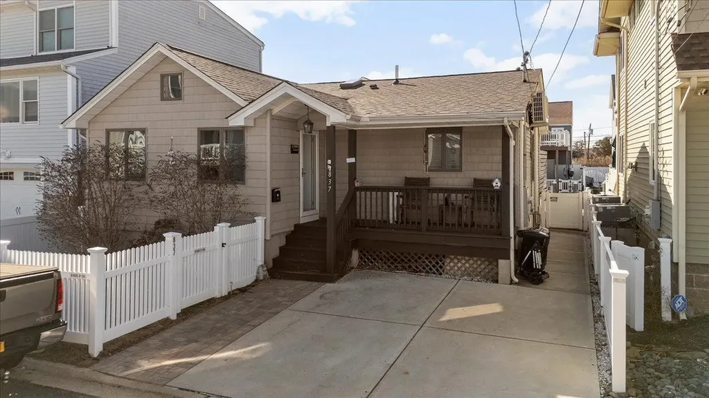 837 Arctic Street Lindenhurst NY 11757