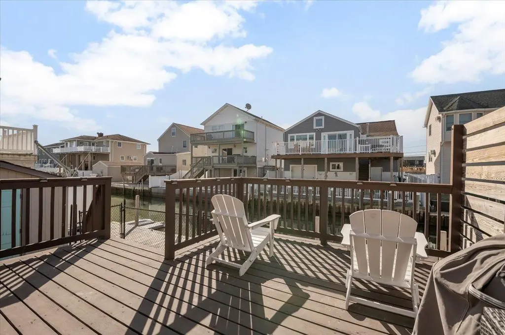 837 Arctic Street Lindenhurst NY 11757
