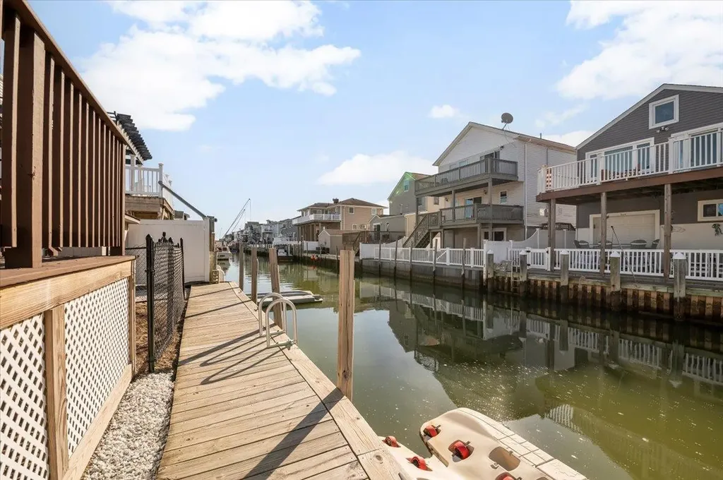 837 Arctic Street Lindenhurst NY 11757