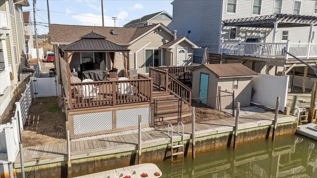 837 Arctic Street Lindenhurst NY 11757
