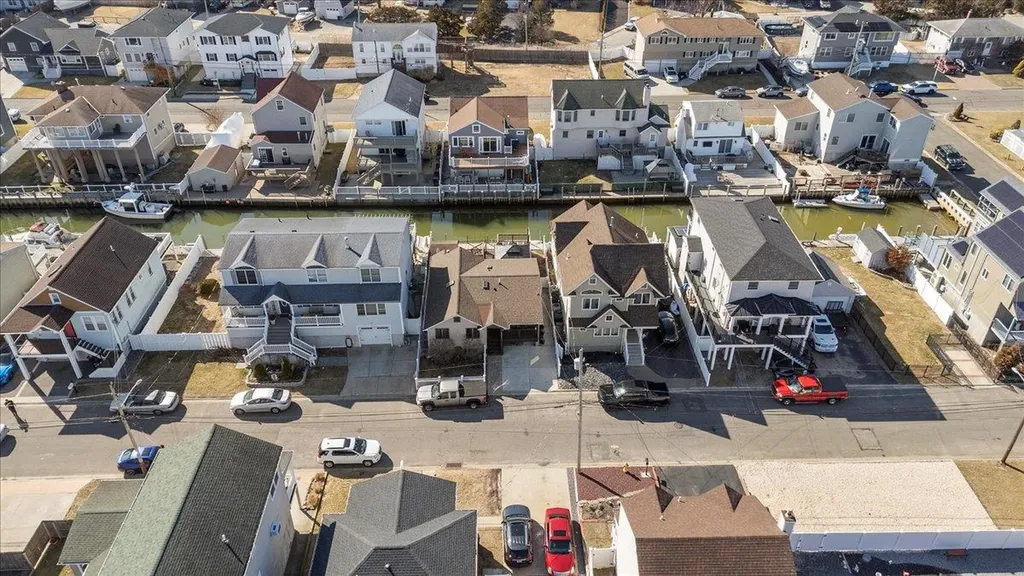 837 Arctic Street Lindenhurst NY 11757