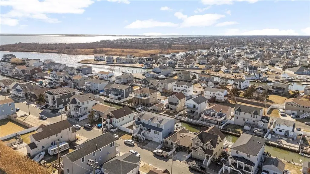 837 Arctic Street Lindenhurst NY 11757