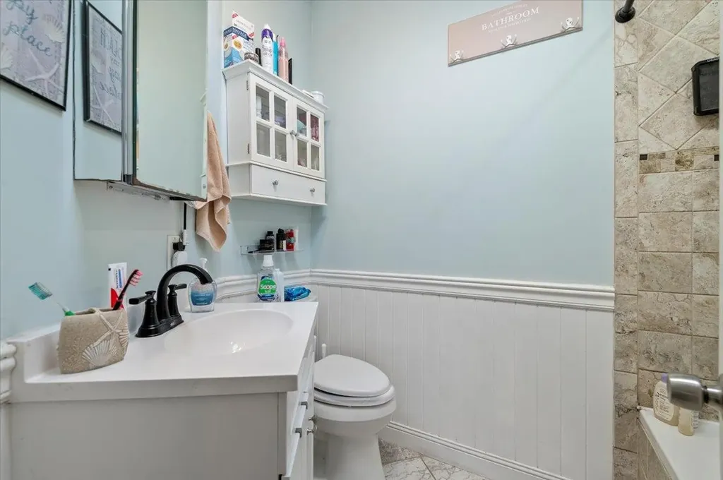 837 Arctic Street Lindenhurst NY 11757