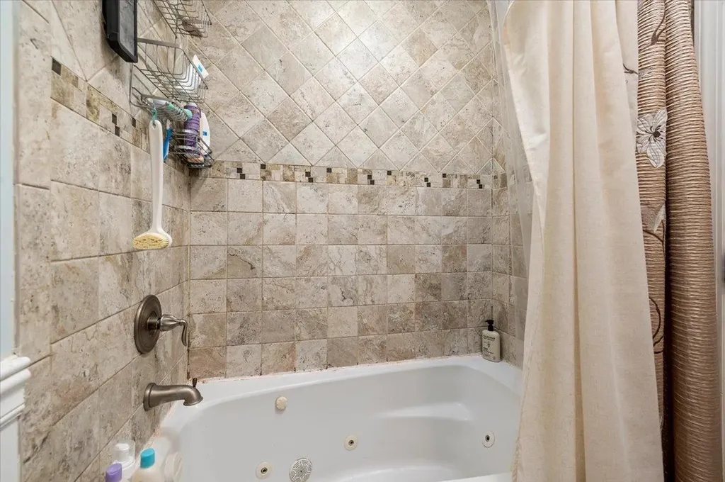 837 Arctic Street Lindenhurst NY 11757
