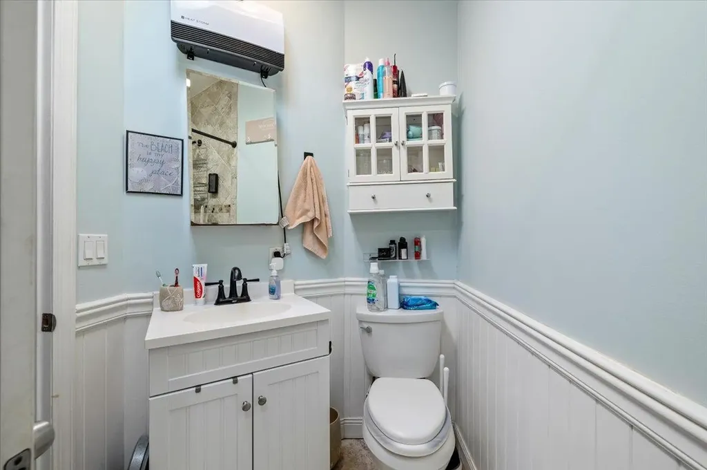 837 Arctic Street Lindenhurst NY 11757