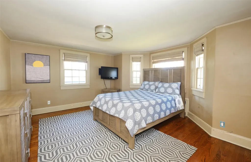 65 Rolling Hill Road Manhasset NY 11030