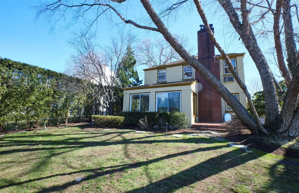 65 Rolling Hill Road Manhasset NY 11030