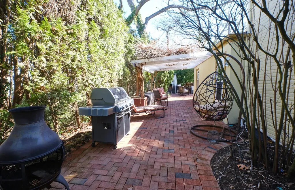 65 Rolling Hill Road Manhasset NY 11030