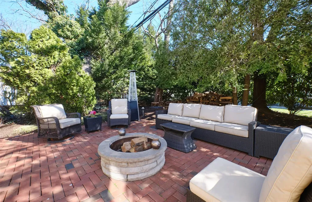 65 Rolling Hill Road Manhasset NY 11030