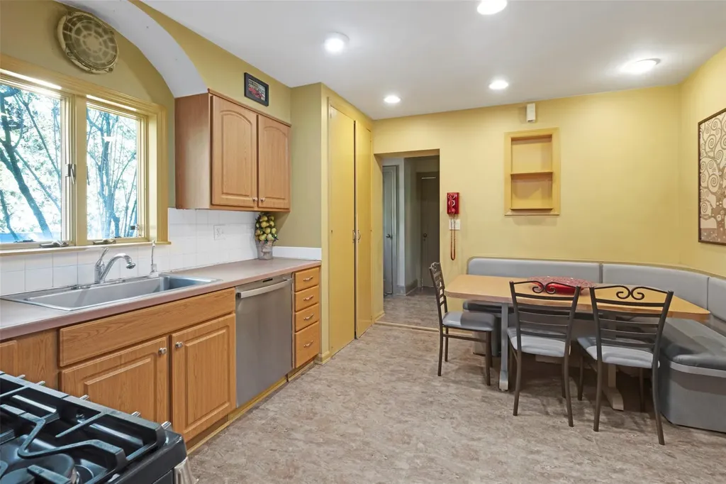 65 Rolling Hill Road Manhasset NY 11030