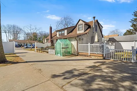 9 Westwood Avenue Deer Park NY 11729