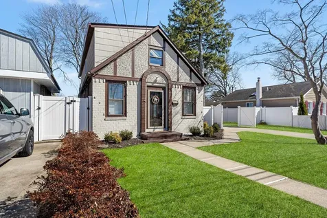 9 Westwood Avenue Deer Park NY 11729