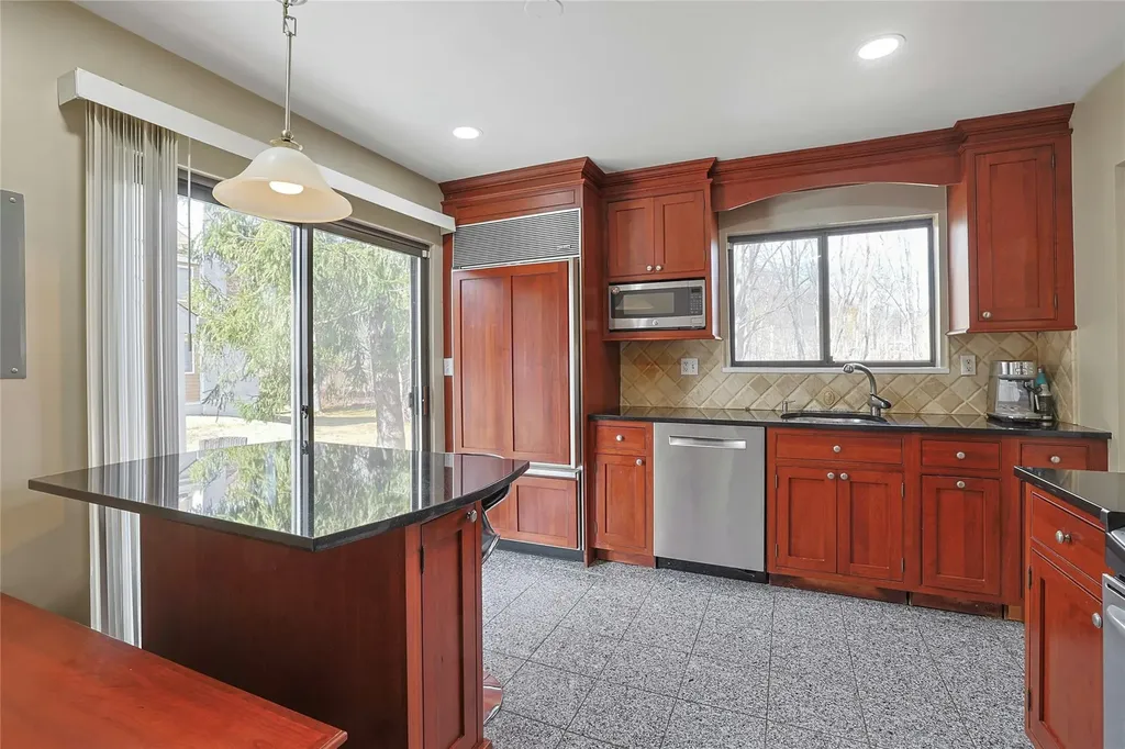 6 Deer Run Chappaqua NY 10514