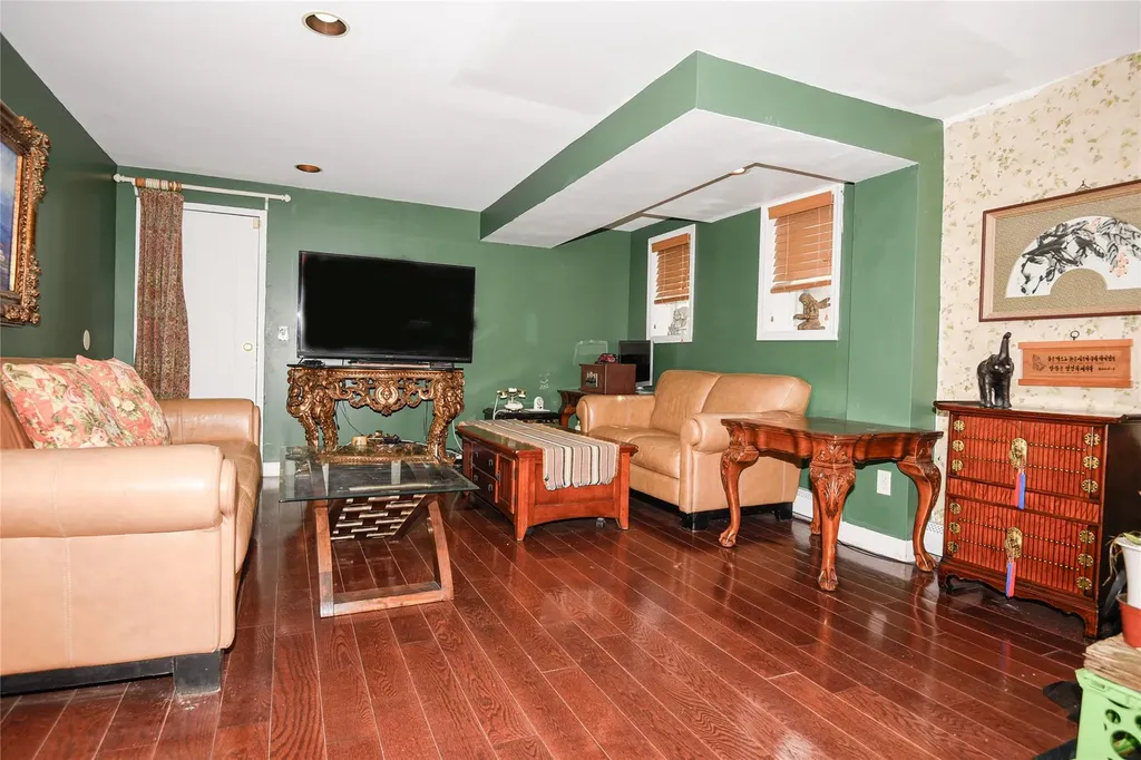 53 Aintree Road Westbury NY 11590