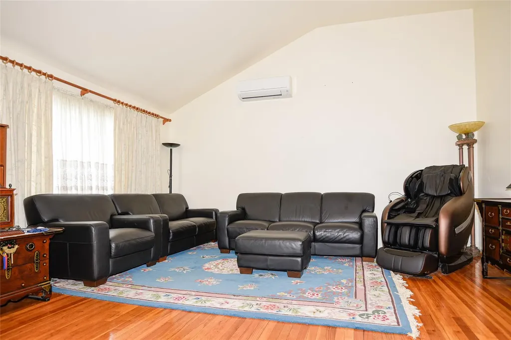 53 Aintree Road Westbury NY 11590