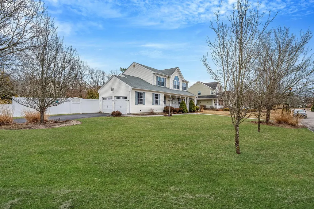 23 Williamsburg Way Yaphank NY 11980