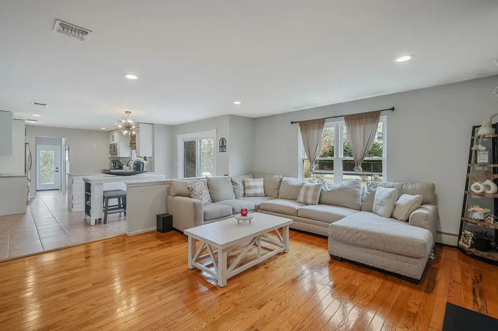 23 Williamsburg Way Yaphank NY 11980