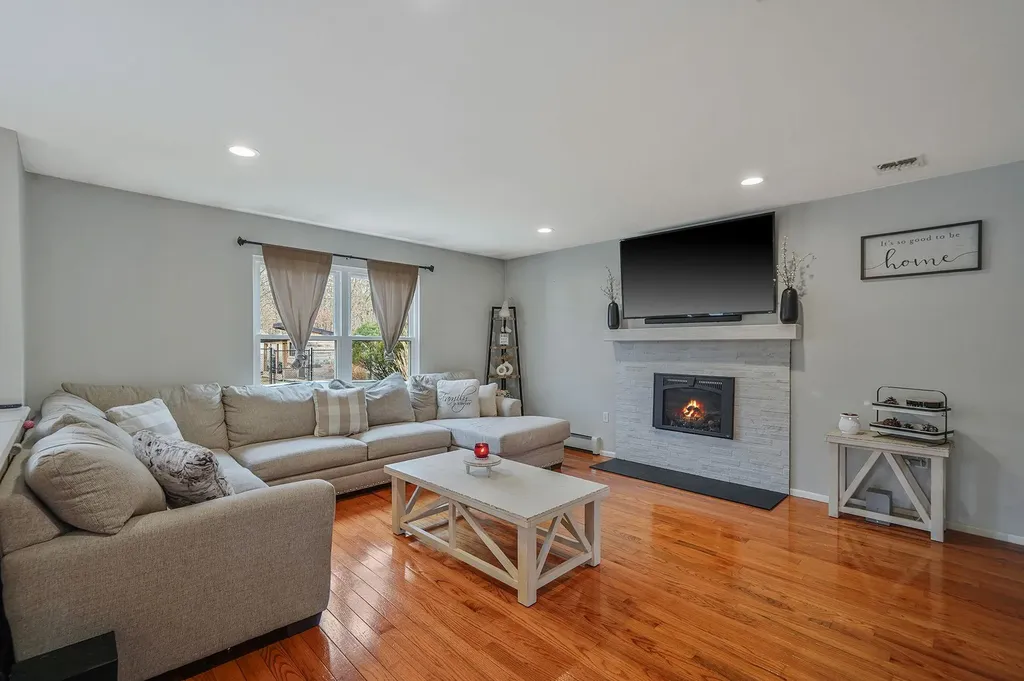 23 Williamsburg Way Yaphank NY 11980