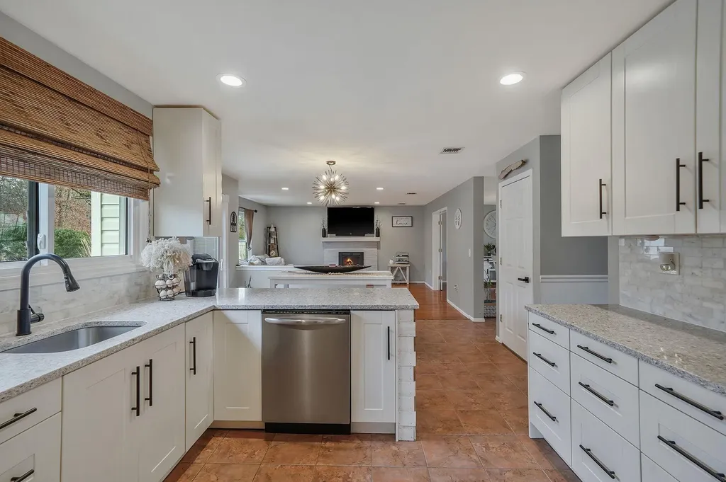 23 Williamsburg Way Yaphank NY 11980
