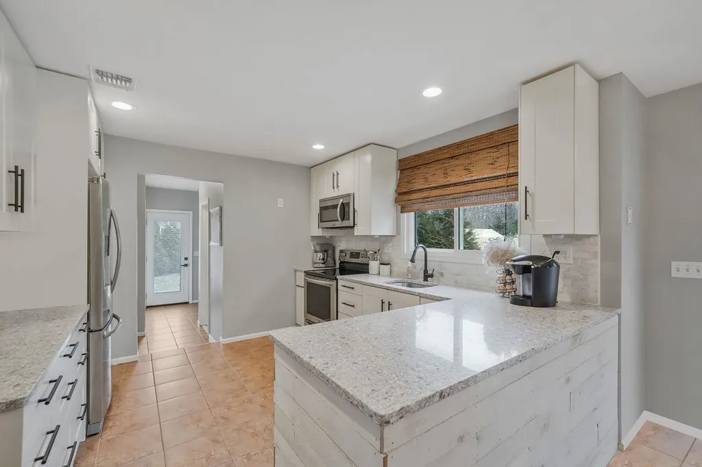 23 Williamsburg Way Yaphank NY 11980