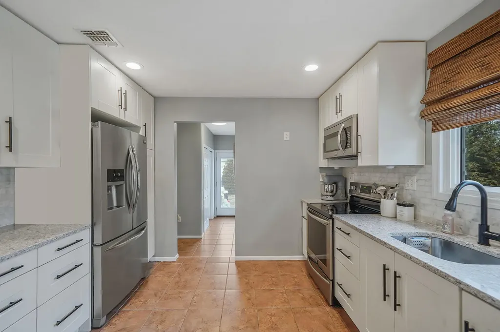 23 Williamsburg Way Yaphank NY 11980
