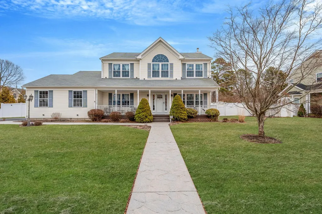 23 Williamsburg Way Yaphank NY 11980