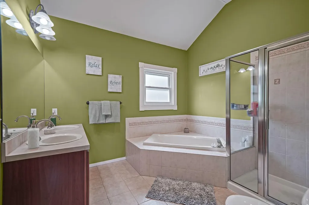 23 Williamsburg Way Yaphank NY 11980