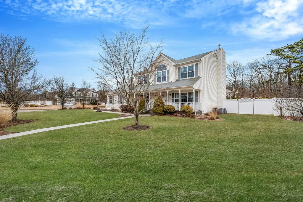 23 Williamsburg Way Yaphank NY 11980