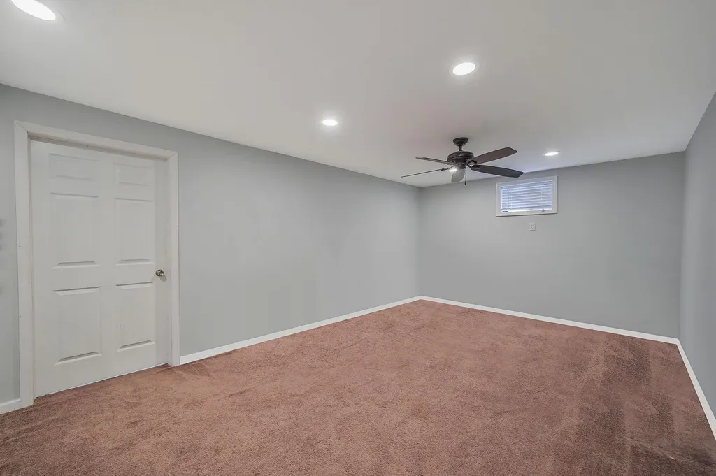 23 Williamsburg Way Yaphank NY 11980
