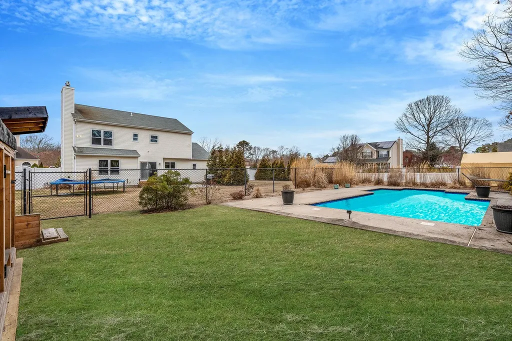 23 Williamsburg Way Yaphank NY 11980