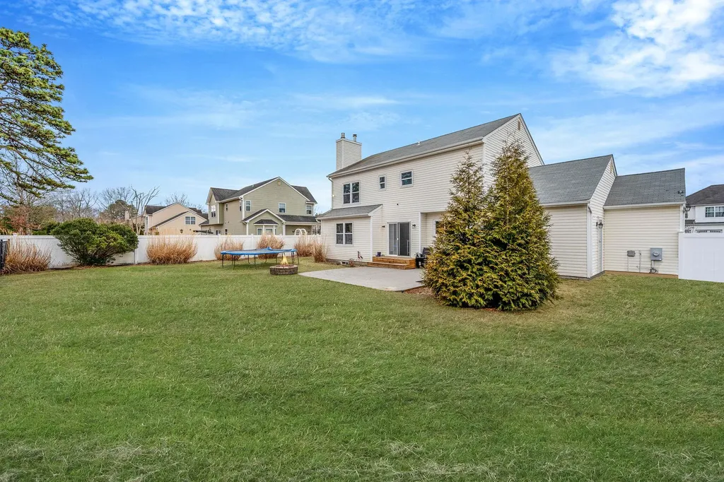 23 Williamsburg Way Yaphank NY 11980