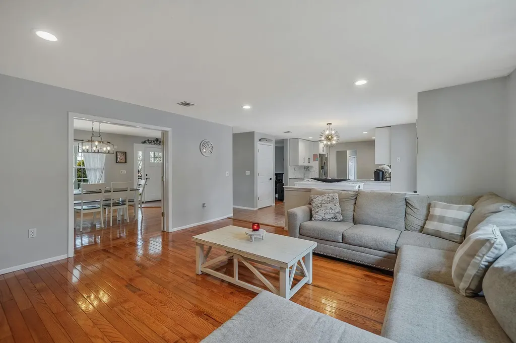23 Williamsburg Way Yaphank NY 11980