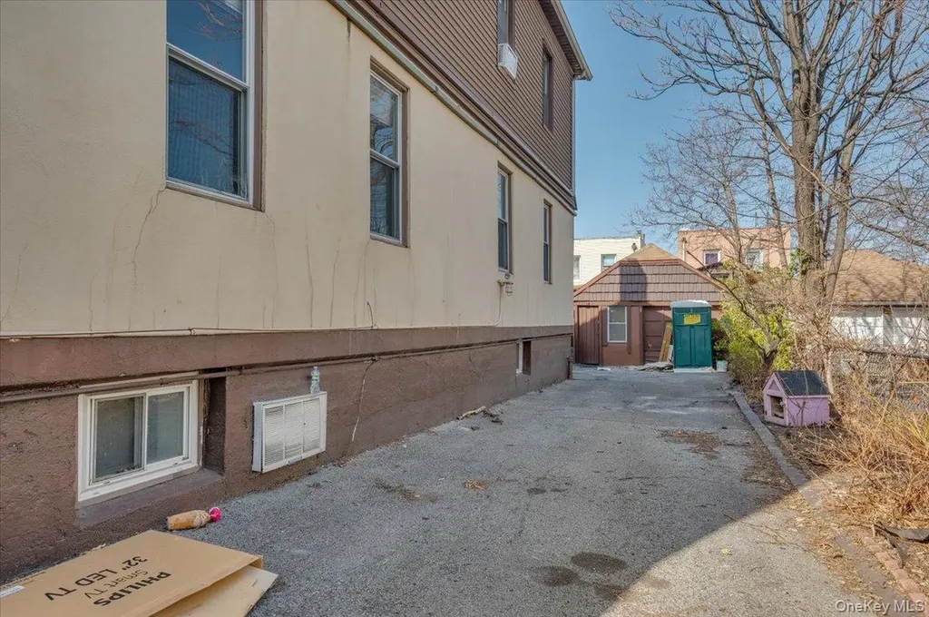 2871 E 194th Street Bronx NY 10461