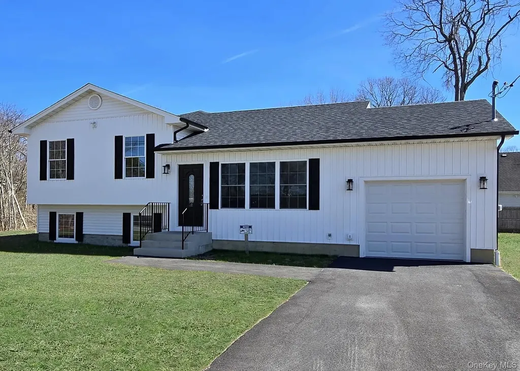 68 Ostend Circle Shirley NY 11967