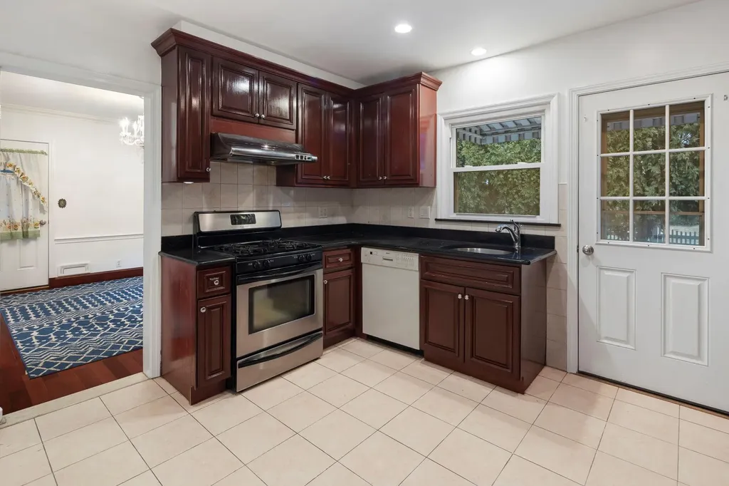 1430 Raleigh Road Mamaroneck NY 10543