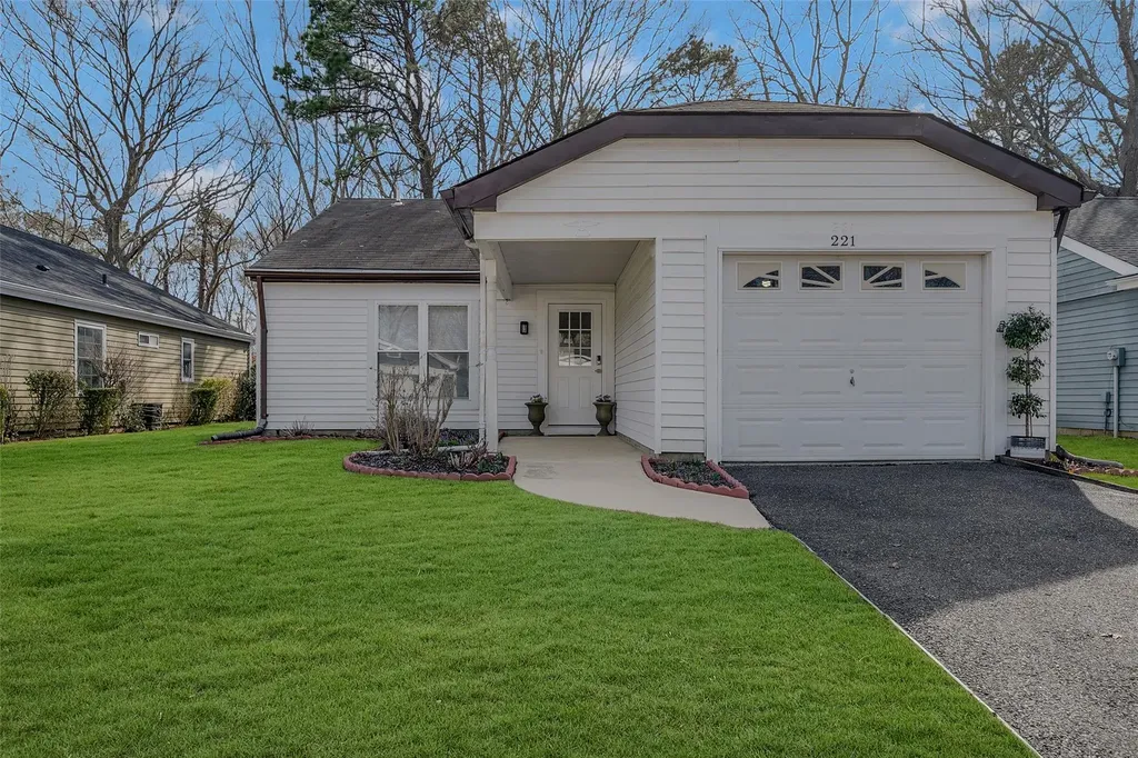 221 Belfast Lane Ridge NY 11961