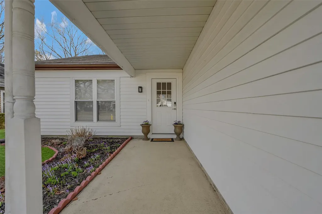221 Belfast Lane Ridge NY 11961