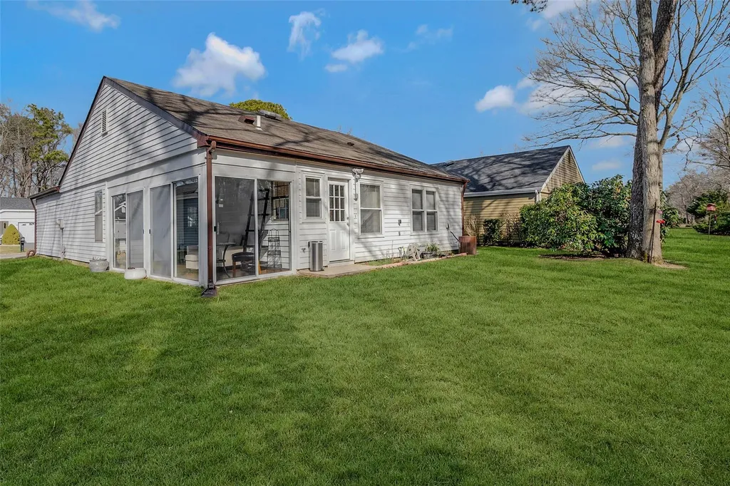 221 Belfast Lane Ridge NY 11961