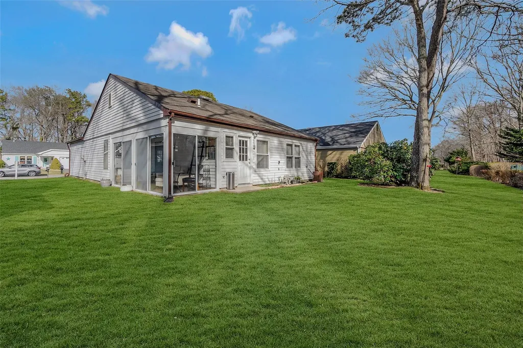 221 Belfast Lane Ridge NY 11961