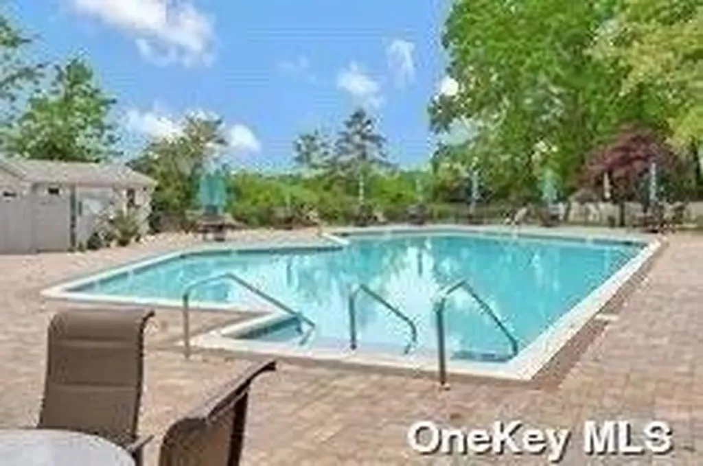 221 Belfast Lane Ridge NY 11961